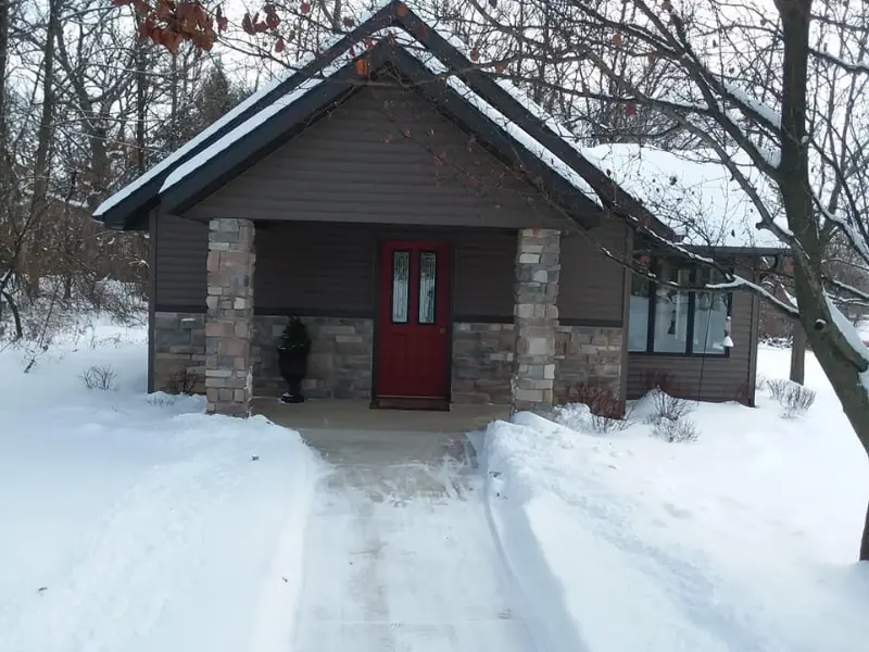 Deer ridge retreat in winter